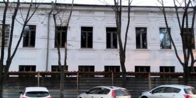 В Днепре частично обновили фасад старинного дома: фото