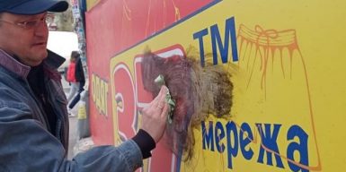 Главный художник Днепра отмывает город от наркорекламы: фото