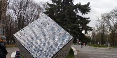 Вандалы разворовывают арт-объект в днепровском парке: фото