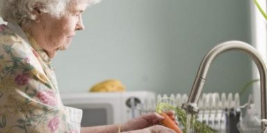 Карантин в Днепре: можно «подвесить» продукты для пенсионеров