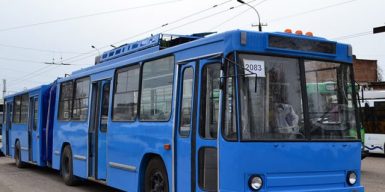 В Днепре по улицам курсирует уникальный троллейбус-«гармошка»