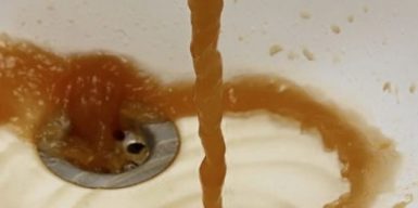 Ноу-хау Днепра: из крана течет вода цвета кофе (видео)