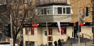 Магазин электротоваров испортил фасад в центре Днепра: фото