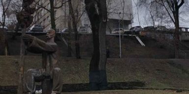 В центральном парке Днепра спасают дерево времен империи: фото