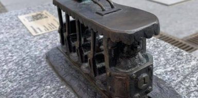 В Днепре вандалы повредили мини-скульптуру: фото, видео