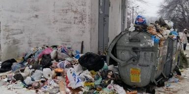 На Левобережном-3 две недели не вывозят мусор: фото