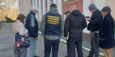 На Днепропетровщине поймали мужчину, который торговал сертификатами вакцинации из гаража: фото