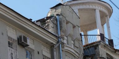Застекленные балконы и трещины: старинный дом в центре Днепра приходит в упадок