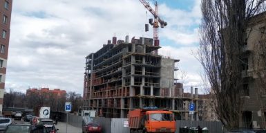 На бульваре Кучеревского в Днепре возобновили заброшенное строительство: фото