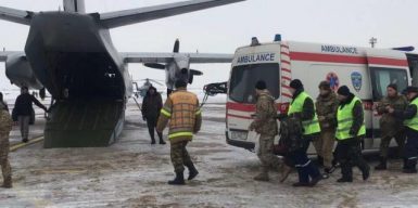 Днепр – место спасения: на вертолете из зоны ООС доставили трех раненных и гражданского