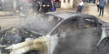Жительница Днепра к 8 Марта получила сгоревший автомобиль
