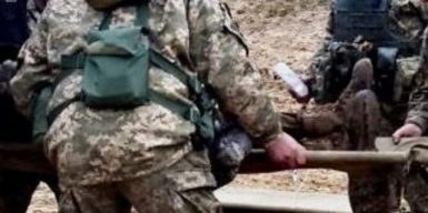 В днепровской больнице спасают тяжелого раненого с Донбасса: видео