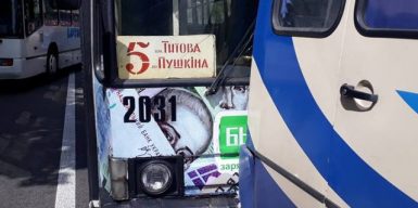 В центре Днепра троллейбус врезался в пассажирский автобус: фото