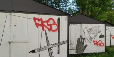 Война художников: в Днепре испортили грустные граффити на гаражах (фото)