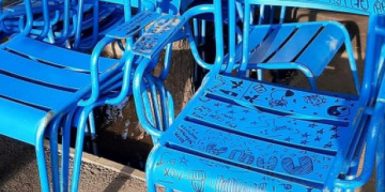Наскальная живопись: в Днепре вандалы испоритили стулья из Люксембурга (фото)