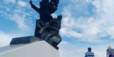 Вандалы в Днепре осквернили памятник воинам Второй Мировой