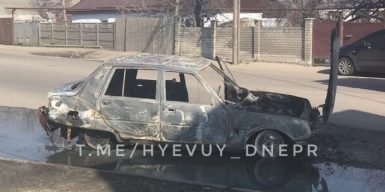 В Днепре на улице Передовой взорвался автомобиль: фото, видео