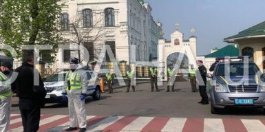 Коронавирус в Украине: Лавру оцепили полицейские: фото