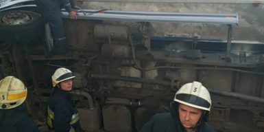 В Днепре на Донецком шоссе в перевернутом грузовике погиб водитель: фото