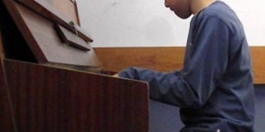 В Днепре уволили первого преподавателя, учившего музыке слепых детей: видео