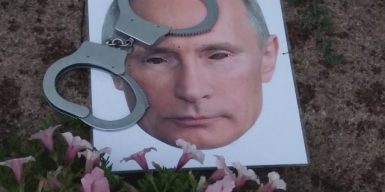 В Днепре прошел перфоманс встречи Трампа, Сенцова и Путина: фото, видео