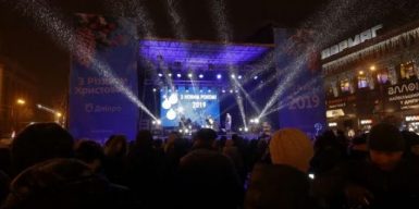 В центре Днепра колядовали Олег Скрипка и Тоня Матвиенко: фото