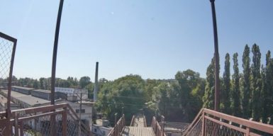 В честь кого назвали старинный мост над железной дорогой в Днепре: фото