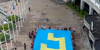В Днепре развернули огромный крымскотатарский флаг возле горсовета: фото