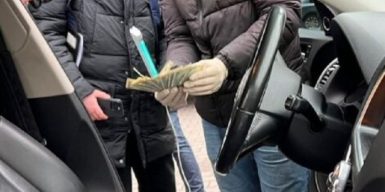 Чиновник Держпродспоживслужби Волині вимагав щомісячно 400 доларів з підлеглих