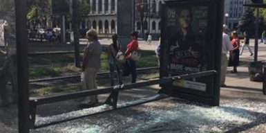 В центре Днепра разгромили трамвайную остановку