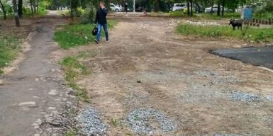 Жители Тополиной ищут спонсора для ремонта двора: видео