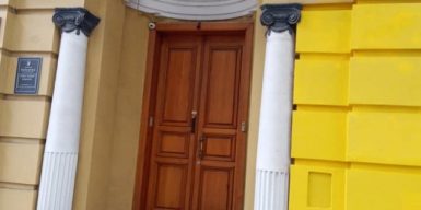 В центре Днепра часть бежевого фасада покрасили в желтый: фото