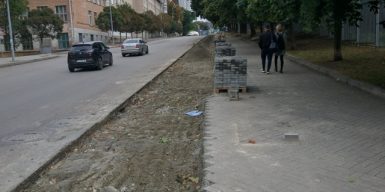 В Днепре на Костомаровской начали обустройство параллельной парковки: фото
