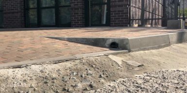 В центре Днепра застройщик соорудил непроходимый тротуар: фото