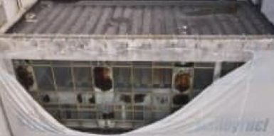 В Днепре на Гагарина сняли рваный баннер с фасада здания: видео