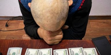 На Днепропетровщине мужчина пытался подкупить полицейского за тысячу долларов: фото