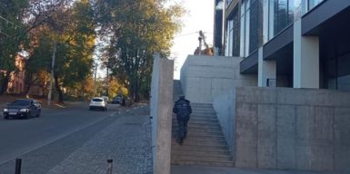 В Днепре на Боброва вместо тротуара сделали лестницу: фото