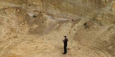 На Вінниччині в полі виявили масштабний нелегальний кар’єр