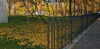В одном из парков Днепра установили забор: фото
