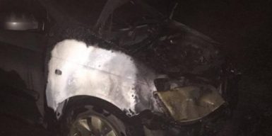 В Днепре сожгли автомобиль активиста: фото