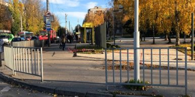 В Днепре пешеходный переход перегородили забором: фото