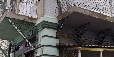 В Днепре уничтожают фасад старинного здания: фото