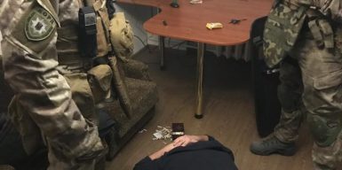 Житель Днепра продавал метамфетамин на съемной квартире: фото, видео