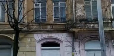 В Днепре кредитная контора изуродовала фасад здания: видео