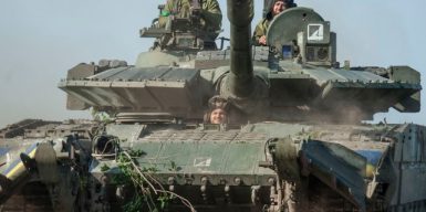 Бойцы 93-й ОМБр с Днепропетровщины провели «парад» на трофейных танках оккупантов