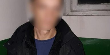 Днепровские полицейские задержали подозрительного мужчину, который рыскал по подъездам: фото