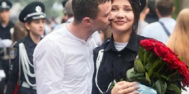 В Днепре будущей полицейской парень сделал предложение на выпускном