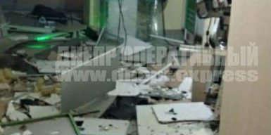 В центре Днепра взорвали отделение банка: фото
