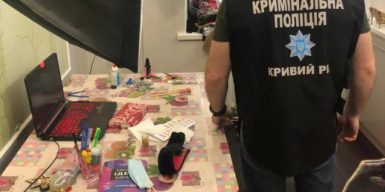 На Днепропетровщине 19-летняя девушка работала в порностудии: видео