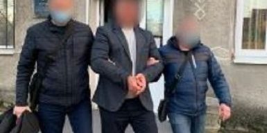 На Днепропетровщине задержали чиновника, который вымогал взятку почти в 50 тысяч гривен: фото